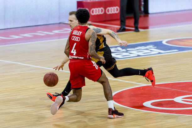 依旧保持领 依旧保持领