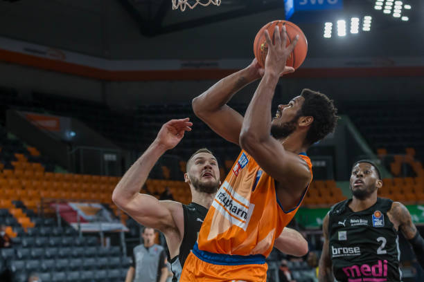 曼引入姆巴 曼引入姆巴